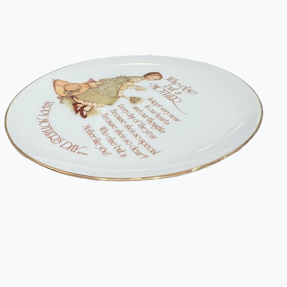 HOLLY HOBBIE 1976 "WHO ELSE BUT A MOTHER" MOTHER'S DAY 8" PLATE WITH GOLD TRIM - Picture 5 of 16